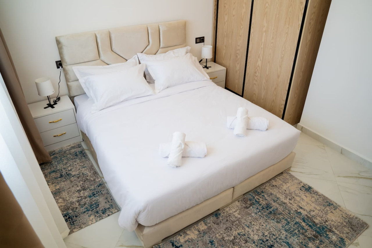Luxury 1-bedroom apartment Living in Tangier - Image 7