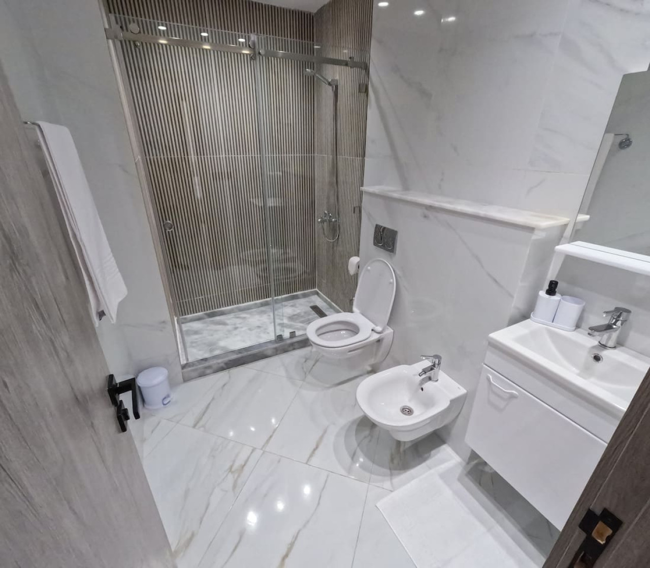 Luxury 1-bedroom apartment Living in Tangier - Image 6
