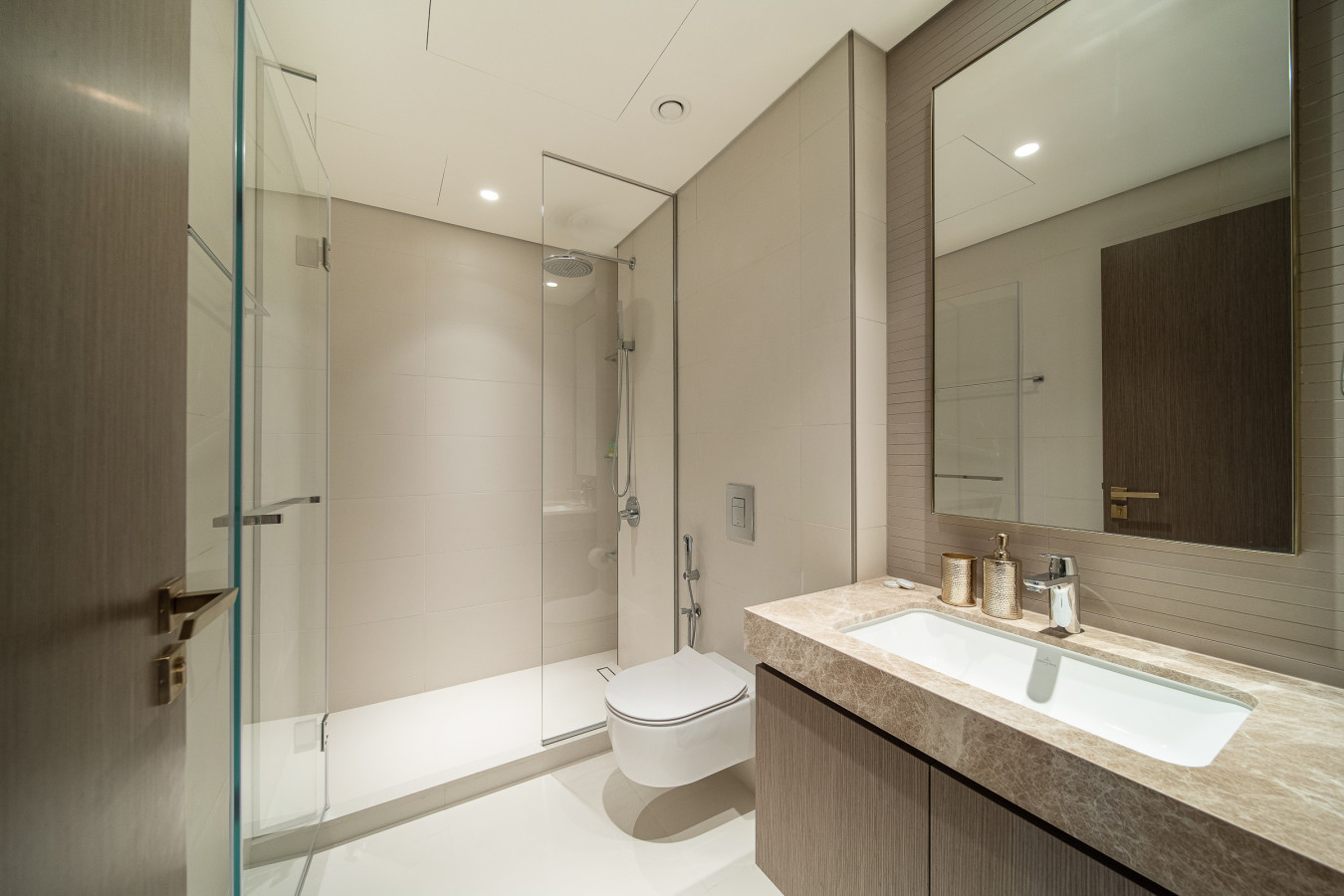 SAVE 20% OFF: Stylish Waterfront Bliss - Image 26