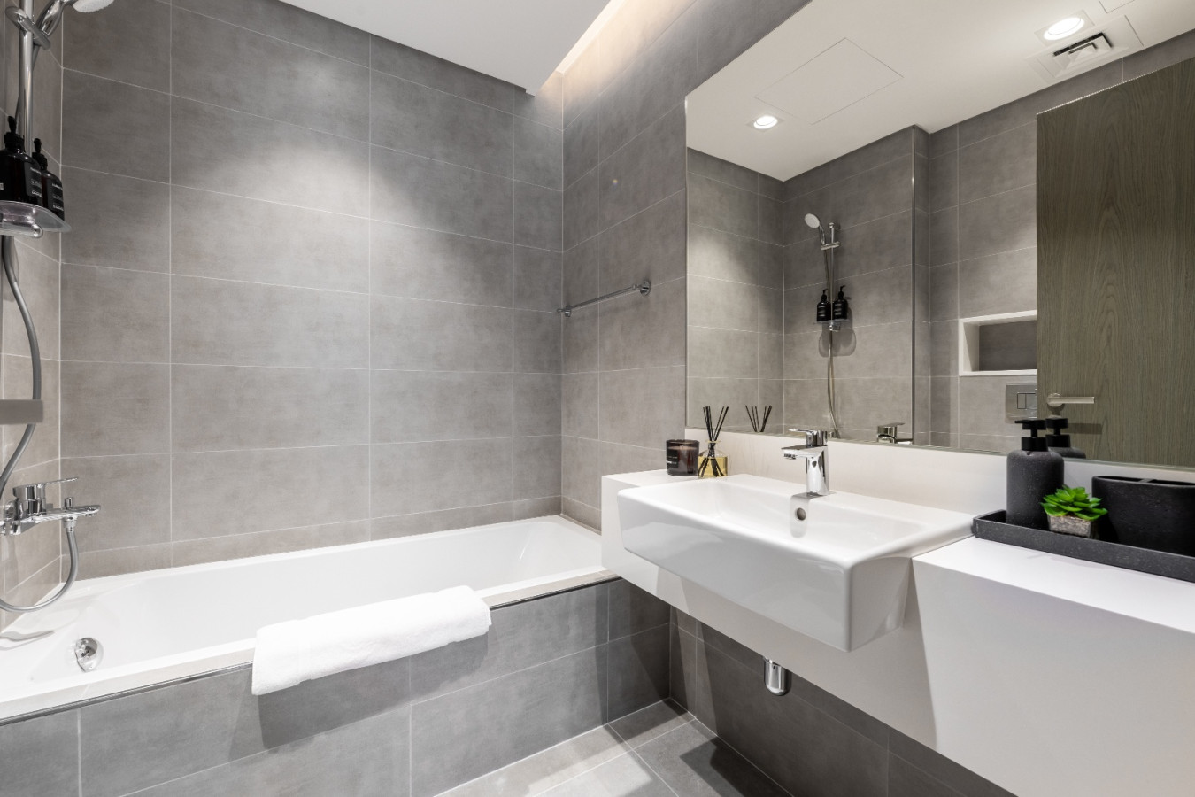 SAVE 20% OFF: BRAND NEW Modern 1BR w/ Lagoon Views! - Image 7