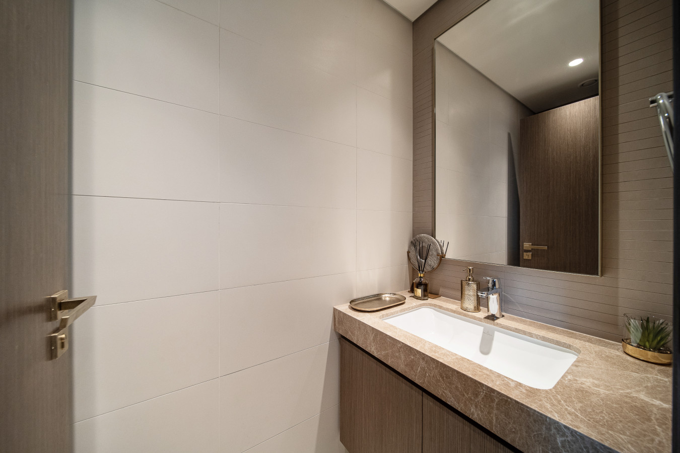 SAVE 20% OFF: Stylish Waterfront Bliss - Image 62